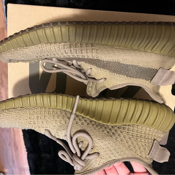Yeezy Boost 350 v2 in Earth - Picture 2 of 7